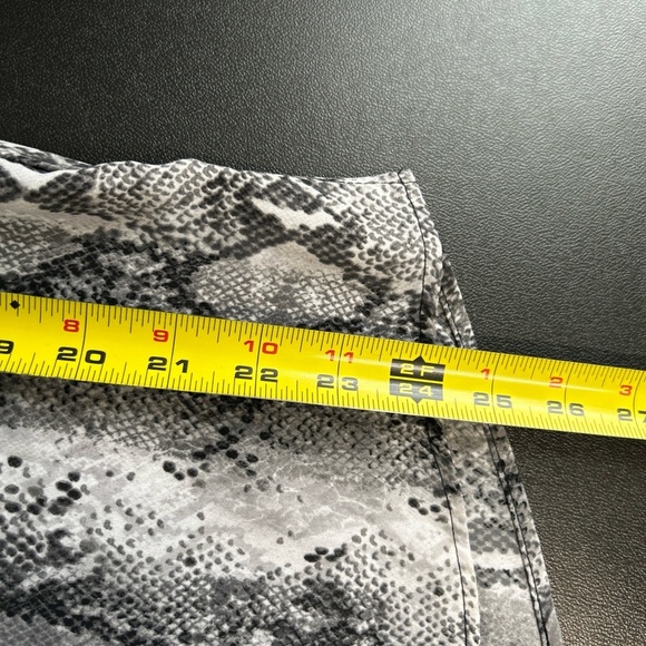 Jaclyn Smith Women’s Medium Animal Print Button Blouse Long Sleeve Altered - Picture 7 of 13